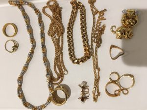 金のブレスレット、ネックレス、指輪