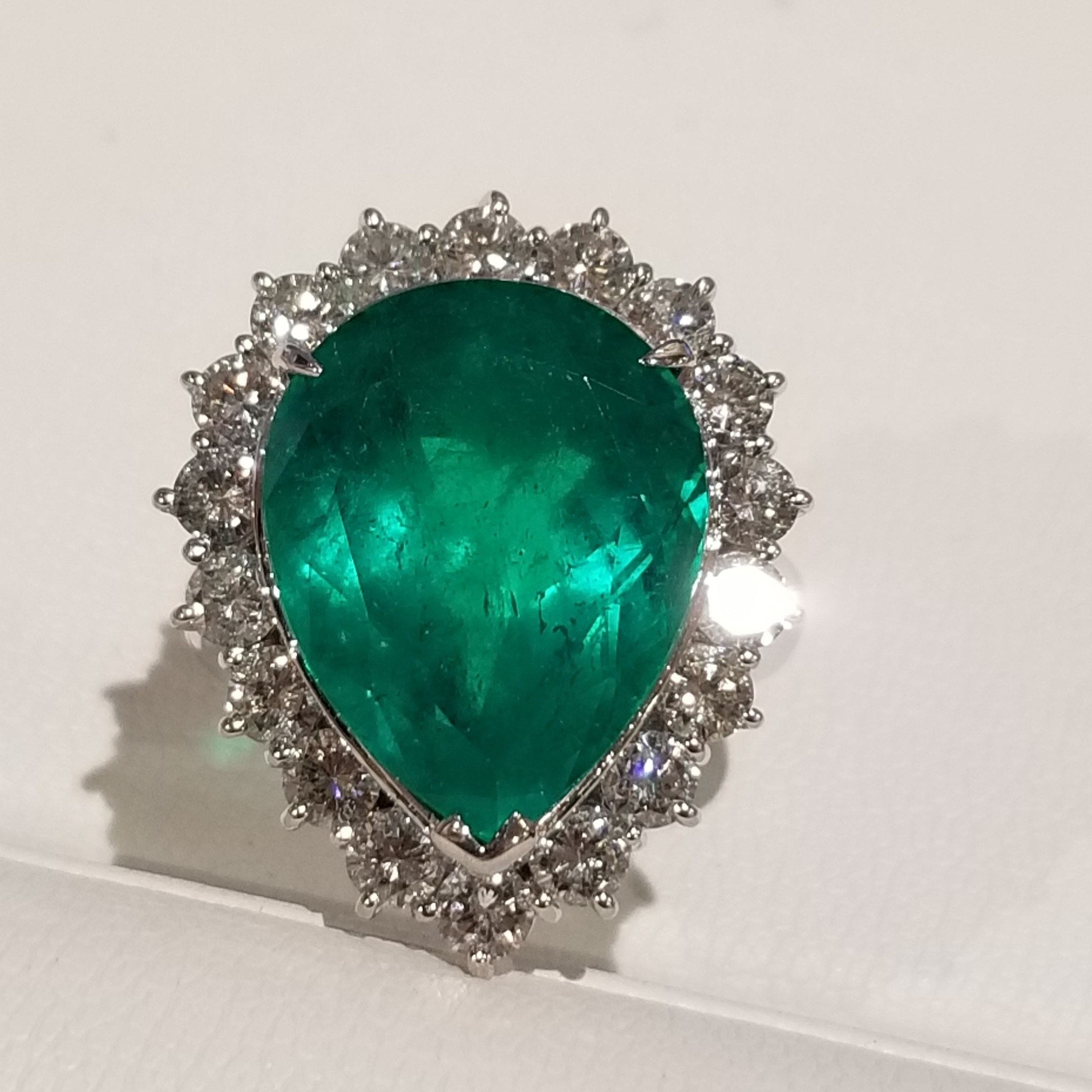 エメラルド10ct Pt900ペアシェイプ